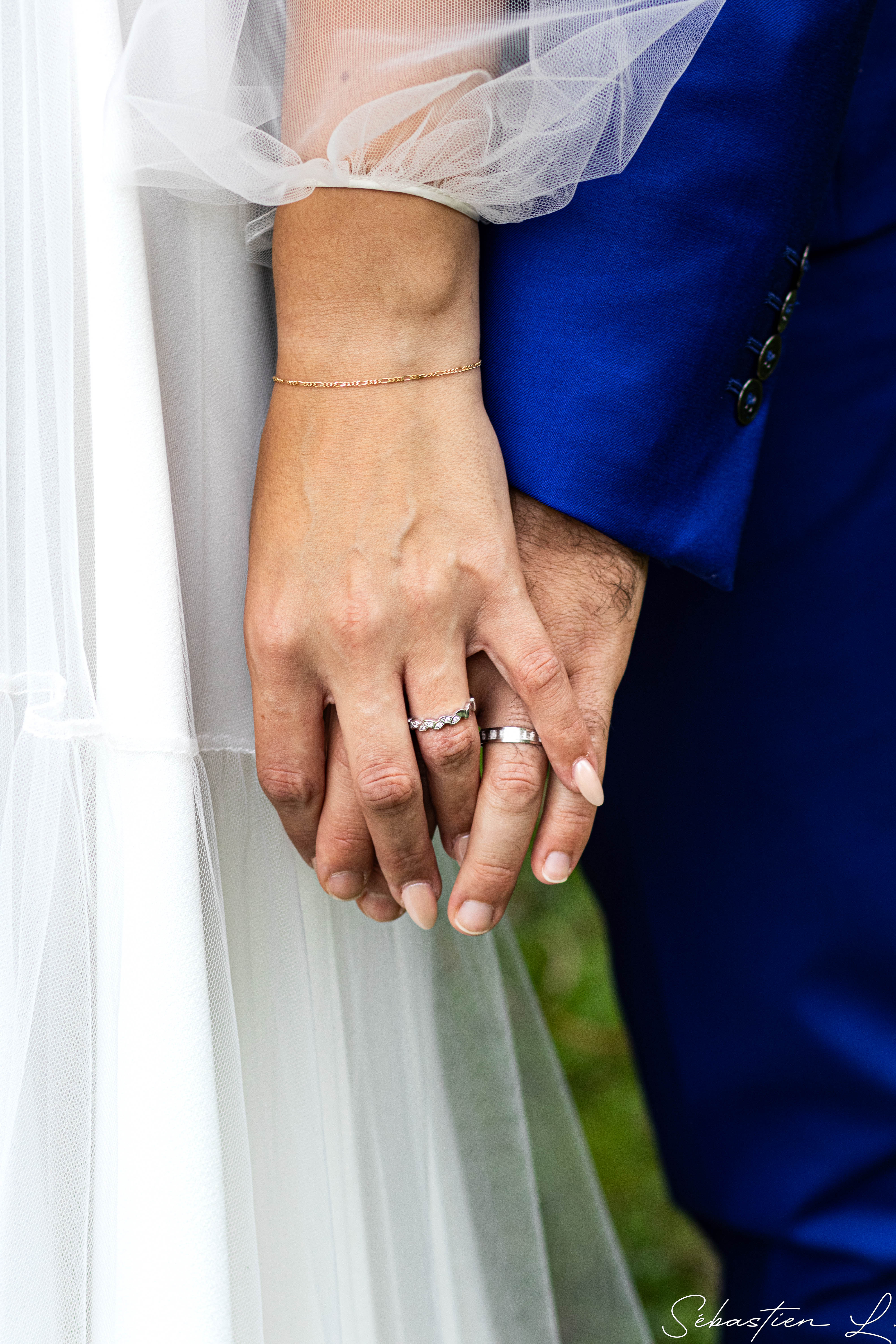 Portraits des mariés à travers un cadre tenu par leurs enfants qui se cachent les yeux Portraits des mariés à travers un cadre tenu par leurs enfants qui se cachent les yeux